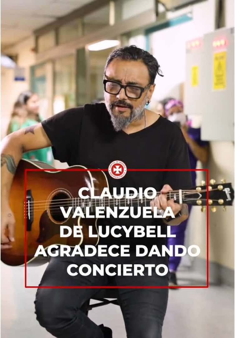 ¡Mini concierto en la Posta Central! 🎸 Un emotivo momento se vivió en el hospital. @ClaudioValenzuela vocalista de @Lucybell cantó a los funcionarios y funcionarias de la UCI Respiratoria como forma de agradecimiento por todos los cuidados que recibió su hija durante su hospitalización 🫶🏻 Queremos agradecer a Claudio por este regalo y le deseamos a Amaya una pronta recuperación junto a su familia 🩷
