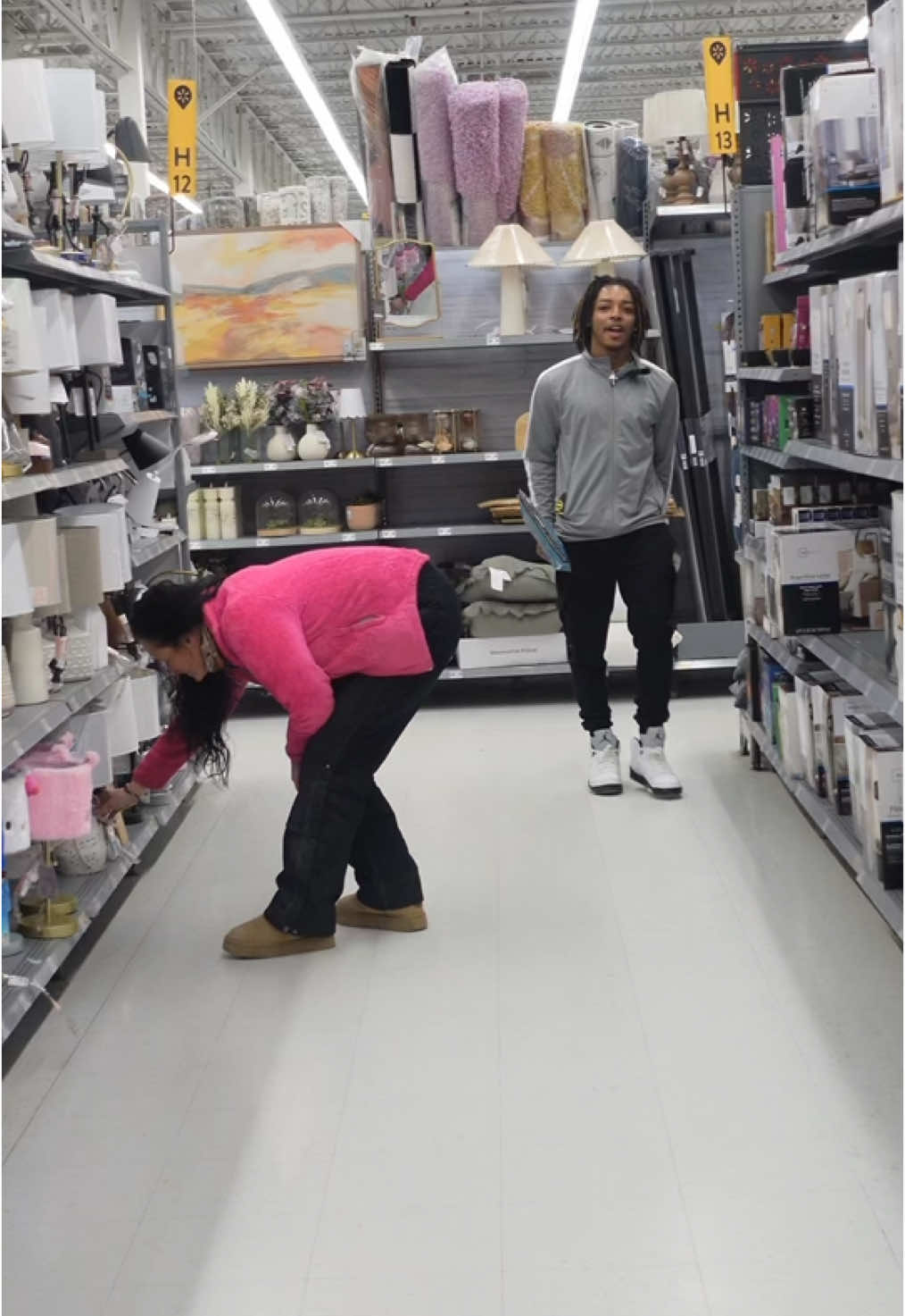 Walmart Broom Prank *Gone Right*😳 #fyp #explore #explorepage #prank #funny #trending #viralvideo #walmart #share 