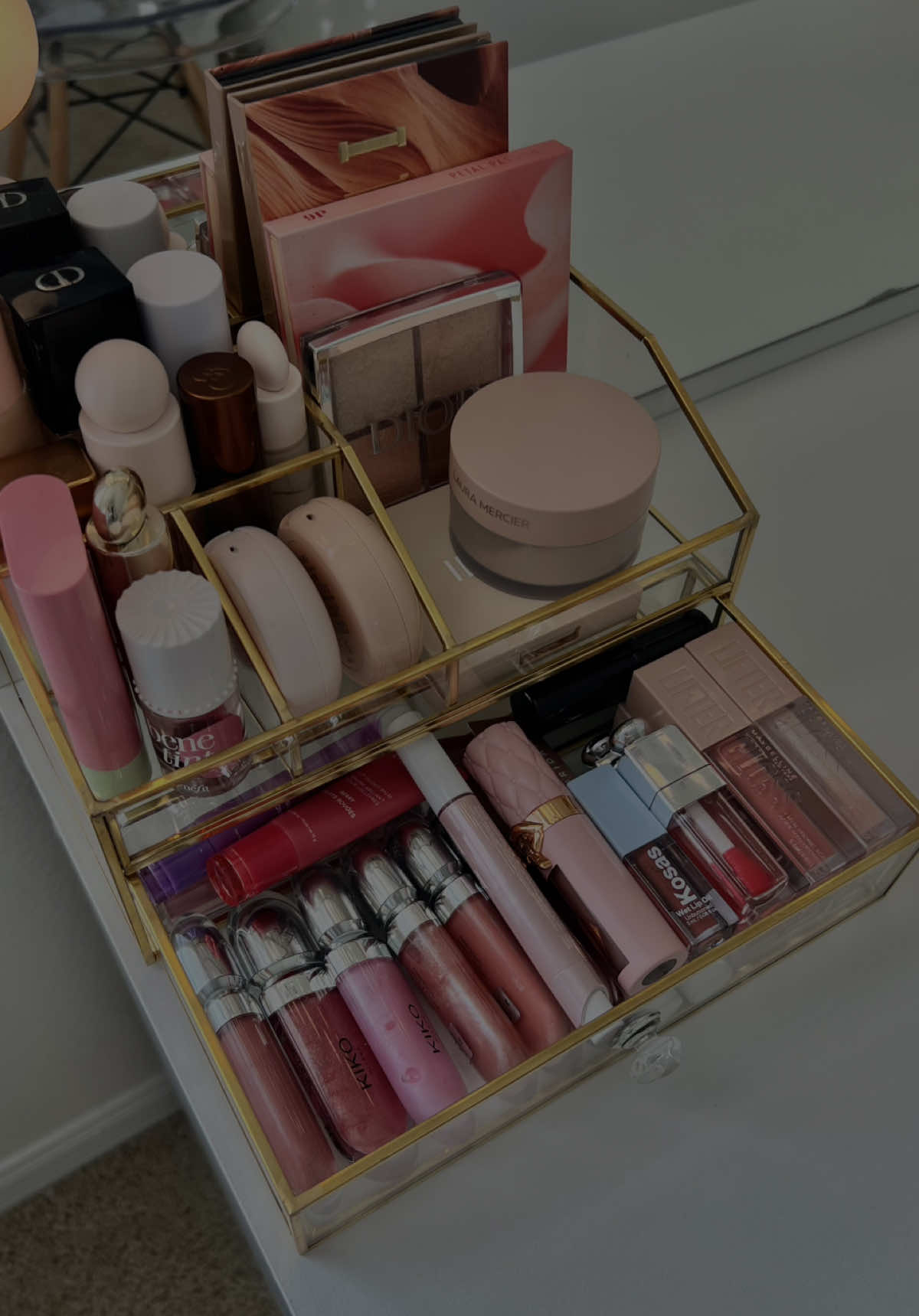 Renovando toda minha penteadeira! Vem comigo ver como ficou!! ✨ Eu ameeei demaissss!!! 🩷 #makeup #maquiagem #Lifestyle #beleza #beauty #skincare #organização #organizer #makeuporganizer #vanity #penteadeira