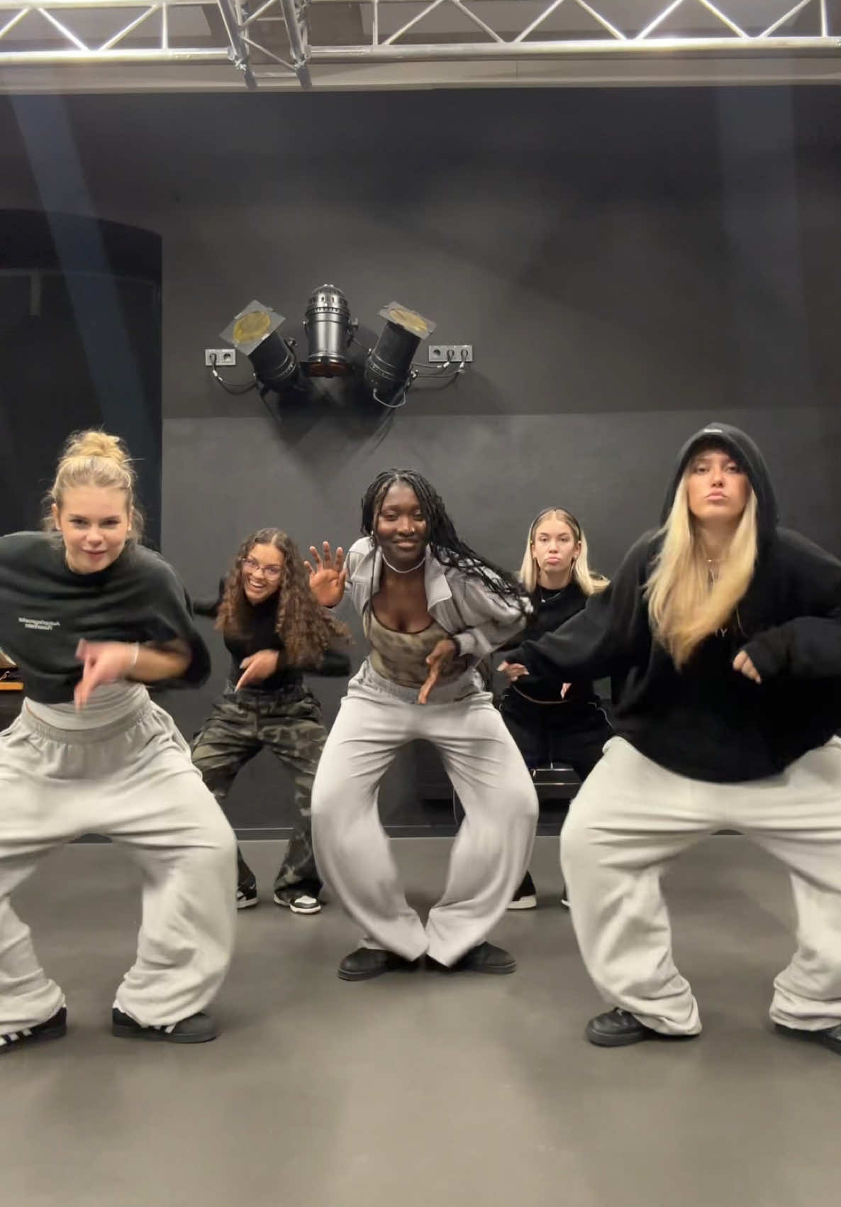 again😝 | dancers: @lenaaa @melanie.br @bębęw @steffi ;) @aliya | dc: @Zoe Baptiste @Tamia  #dance #dancechoreography #dancestolearn #dances2025trends #hiphopdance #dancing #dancetok #hiphop #hiphopdancing #hiphoptok #crew #offmask #hiphopdancecrew #dancinghiphop #dancecrew #hiphopcrew #offmaskcrew #dances2025 