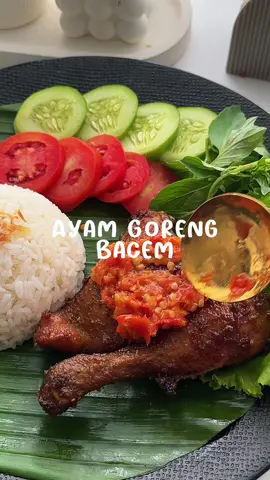 Resep ayam goreng bacem ini resep ayam paling simple karna cuma pake bumbu instan, tanpa ulek bumbu, tapi rasanya enak banget dan medok, dimakan sama sambel bawang bikin nasi habis sebakul🤤 Bahan : 1 ekor ayam kampung/pejantan 1 bks Desaku Marinasi 2 lembar daun salam 2 ruas lengkuas 40gr gula merah Air kelapa secukupnya 11/2 som kecap manis 1 bks Desaku Bawang Putih Bubuk 1 bks Ladaku Merica Bubuk #ayambacem_satset #resepolahanayam #ayambacem #resepharian 