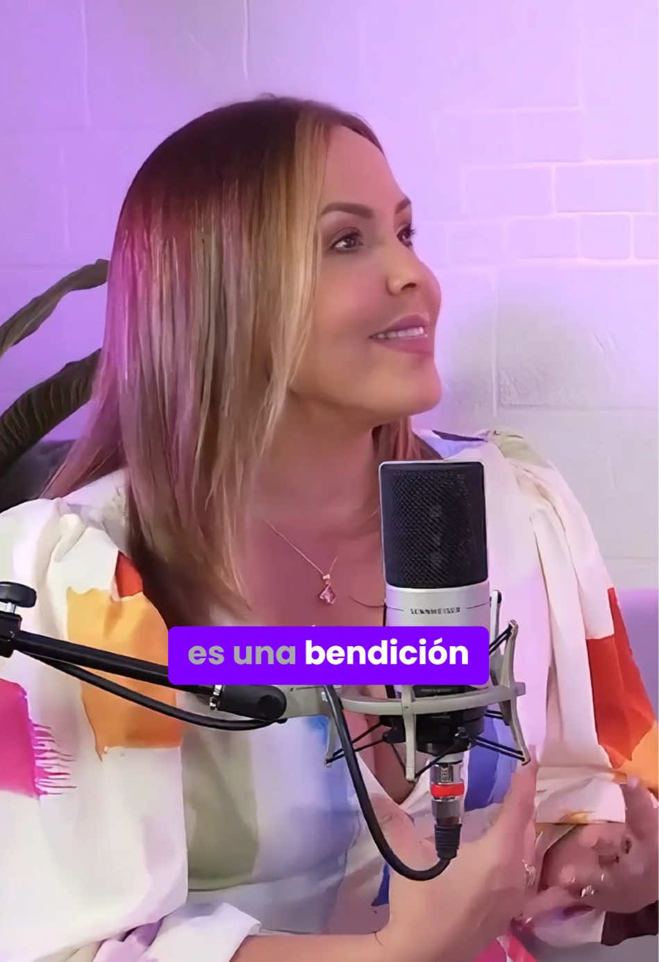 Los cambios físicos después de los 40 años son una parte natural del ciclo de la vida. Pueden ser vistos como una oportunidad para enfocarse en el autocuidado y mejorar hábitos que quizás no teníamos en la juventud. Cada cambio puede ser una invitación a conocernos mejor y a aprender a cuidar de nuestro cuerpo de una manera más consciente. Sandra Villanueva nos muestra que en lugar de resistirse a estos cambios, es mejor abrazarlos con una actitud positiva. Si no has visto este episodio te invitamos a que visites nuestro canal de Youtube.  @gizelmobayed  #PodcastTodoEstáEscrito #Youtube #SandraVillanueva
