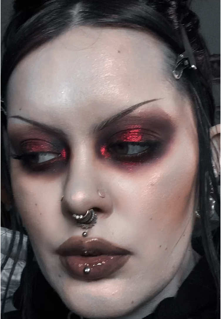 Still struggling to get back into the game after not feeling like myself the last few weeks, but I have been DYING to talk about this @CbeautyMall “Ruby Flame” duochrome eyeshadow.  Using @Ask & Embla Official Qrion earrings   @cheeryep_official x @freya86 Fleeting Life Palette @meltcosmetics Rich Brown waterline pencil @Unearthly Cosmetics Moth to a Flame highlight  @MOB Beauty M159 lipliner  @Girlcult Official J79
