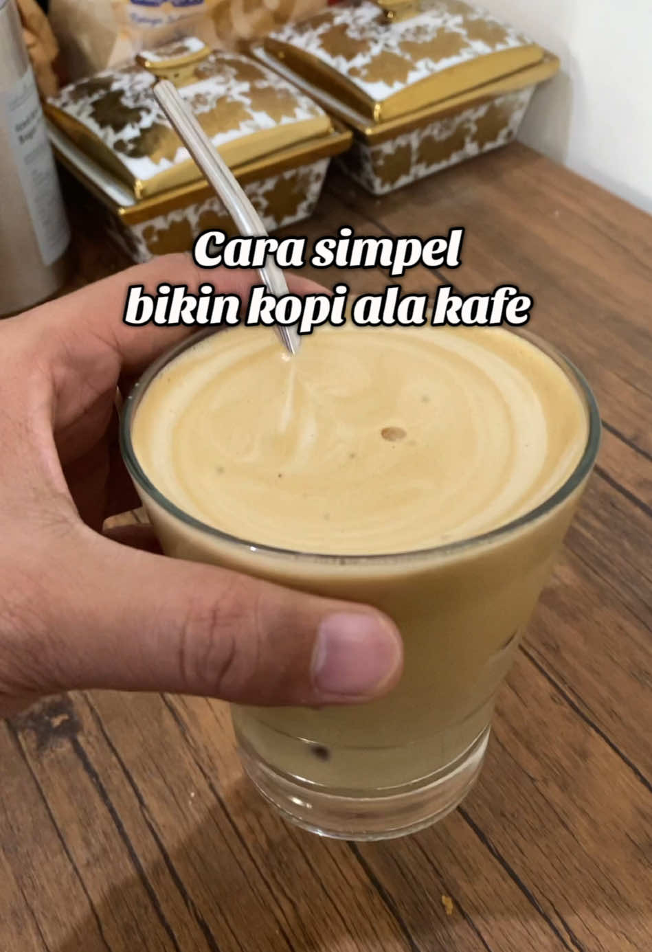 Cuma pakai satu alat ini sudah bisa bikin kopi kayak di kafe-kafe #frother #pengocoktelurotomatismurah #frothermilk 