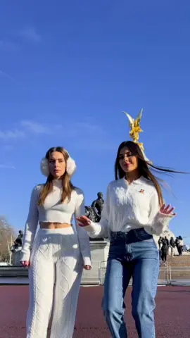 Dos minions por Londres 🇬🇧 Tremenda diosa es @Ara Gómez 🦍 
