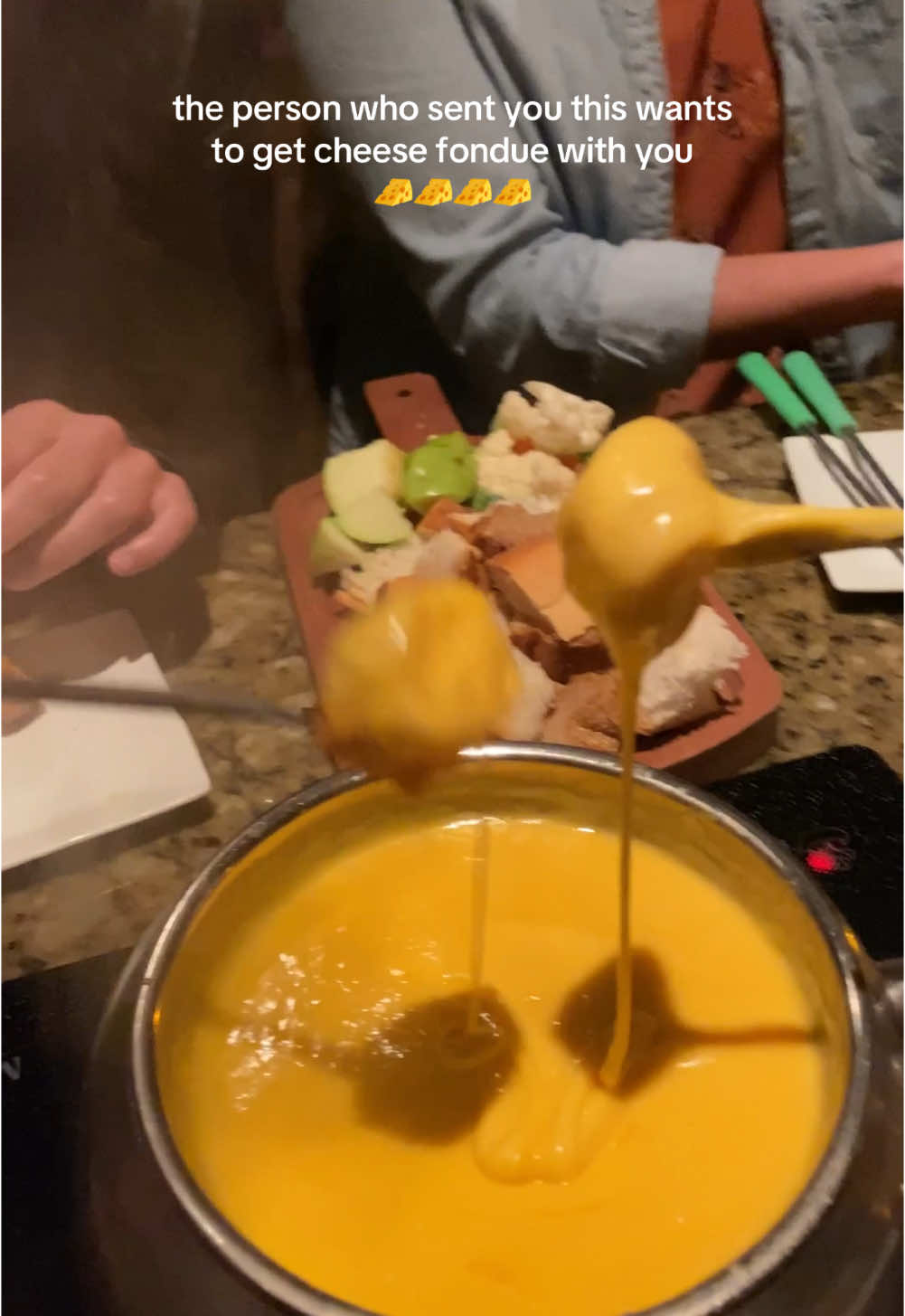 CHEEEEEESE ME PLEASE! #cheese #cheesefondue #meltingpot 