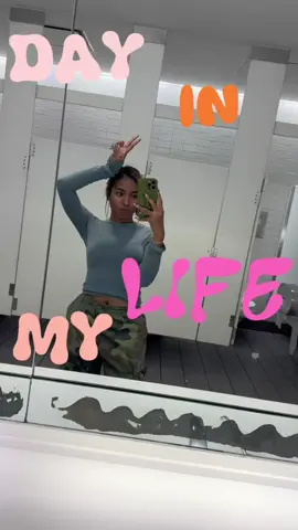 Another day in my life as a 9-5 event coordinator trying to fund her 5-9 as an artist. 🥹💕 #london #fy 