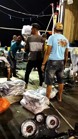 #NELAYAN#SARANG aktivitas bongkar ikan frezeer. dipelabuhan dermaga sarang kabupaten Rembang dimalam hari. 