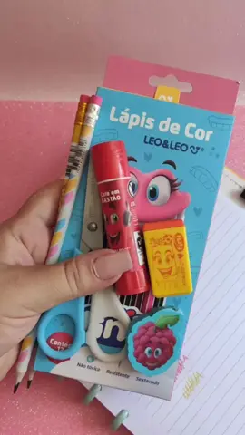 Oi Oi genteeeee,não resistir e abrir o kit FINI😮‍💨😱 .  Mas foi para mostrar a vcs, essa lindeza de kit!!!  .  Voltas às aulas com FINI by Leonora, é tudo né???  .  .  .  ✅ Garanta pelo LINK NA BIO .  💌 5% de desconto com o cupom: PRIMEIRACOMPRA #voltaasaulas #papelariafofa #fini #papelariasalvador
