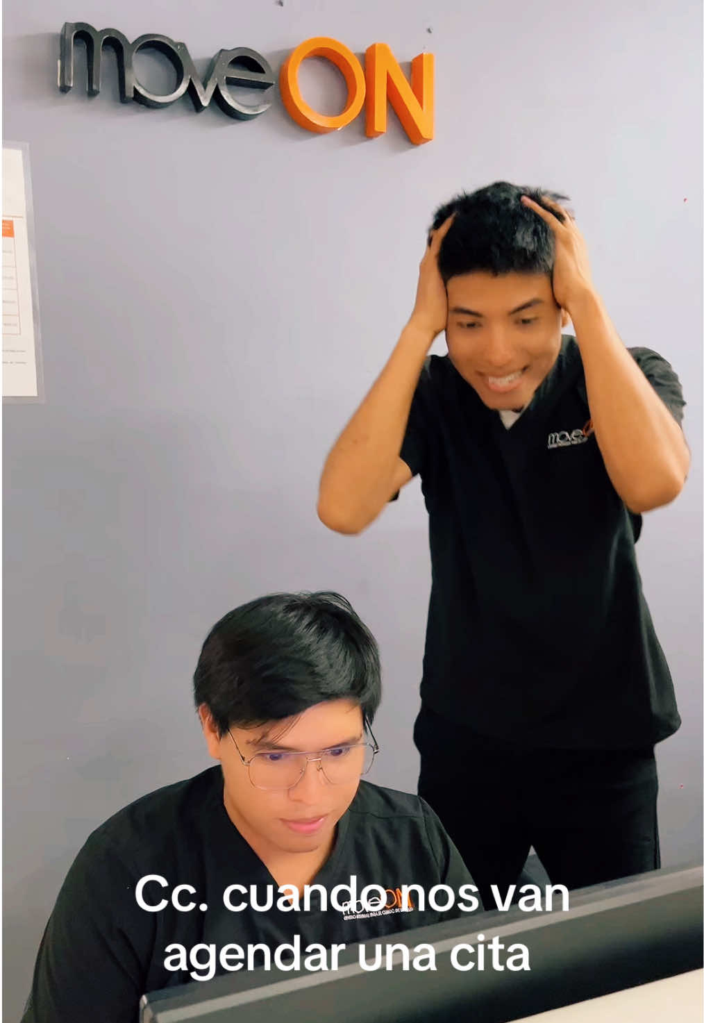 Está escribiendo otra vez !!!!! #parati #viral #risas #humor #agendatucita #fisioterapia 