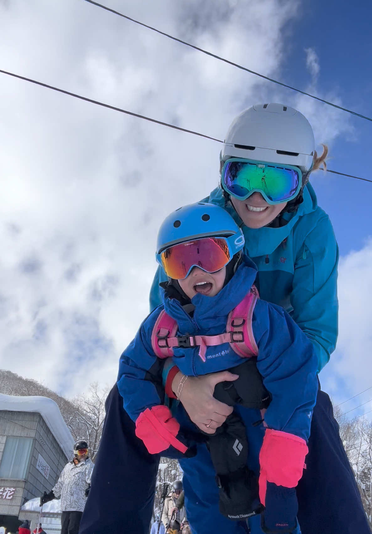 Our 4 yr old can shred ⛷️  #skitrend #skitrendtiktok #fypage #toddlerskills #toddlerskiing #kidsskiing #hakuba #japan #japanski #hakubaskiing #skitok 