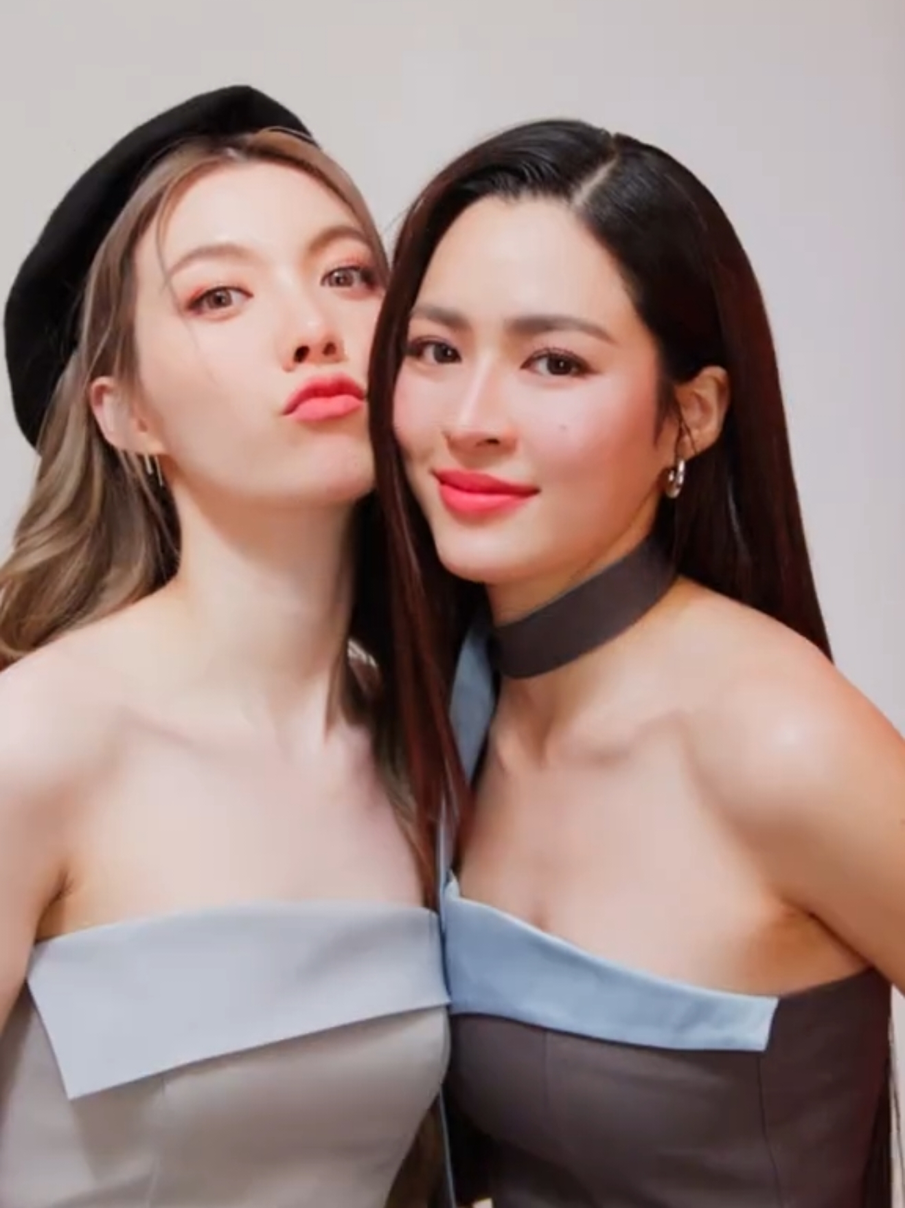 ตกหลุมรัก! ลิปแมทท์ใหม่! จากเคที่ดอลล์  ที่จะเปลี่ยนลุคธรรมดาให้สะกดทุกสายตา เเบบพรีเซนเตอร์ 2 สาวสุดสวย! หลิง - ออม 💜🥰 . Cathy Doll Not Too Matte Lip #ลิปแอบเเมทท์ เเต่ไม่แอบสวย  ลิปเนื้อเเมทท์ที่มอบสัมผัสเบาสบายปากที่สุด  เนื้อลิปทาง่าย ไม่มีตกร่อง เบลอปากสวยเนียนสนิท  . ✨ป้ายยา! โทนสี Favorite ของ LingOrm💜 Lingling : 03 Lucky Love  🩷โทนสีชมพูละมุนนี ละมุนใจ อัพลุคอวดความหวาน  Orm : 11 Summer Vibes  🧡โทนสีส้มคอรัล อัพลุคให้ดูน่ารัก เเสนซน . #CathyDoll #PersonalColor #ลิปแอบเเมทท์  #NotTooMatteLip #CathyDollXLingOrm #หลิงออม #LingOrm #linglingkwong #หลิงหลิงคอง #Ormkornnaphat #ออมกรณ์นภัส #ป้ายยา #ริวิวเมคอัพ #รีวิว