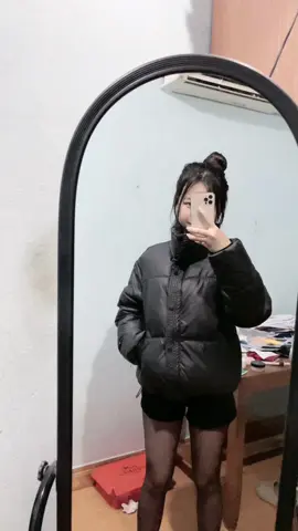 Với cái thời tiết 8 độ áo phao với quần đùi vẫn là chân ái . Áo phao ở giỏ hàng tui nha #xuhuong #Viral #fyp 