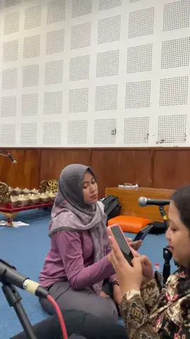 .. .gayeng ora kudu disekop opo nrotog ya mak. #lawasan #cikallaras #karawitan #rripro4fmsurakarta #langgam  #elaelo @Cikal Laras @SenSen 