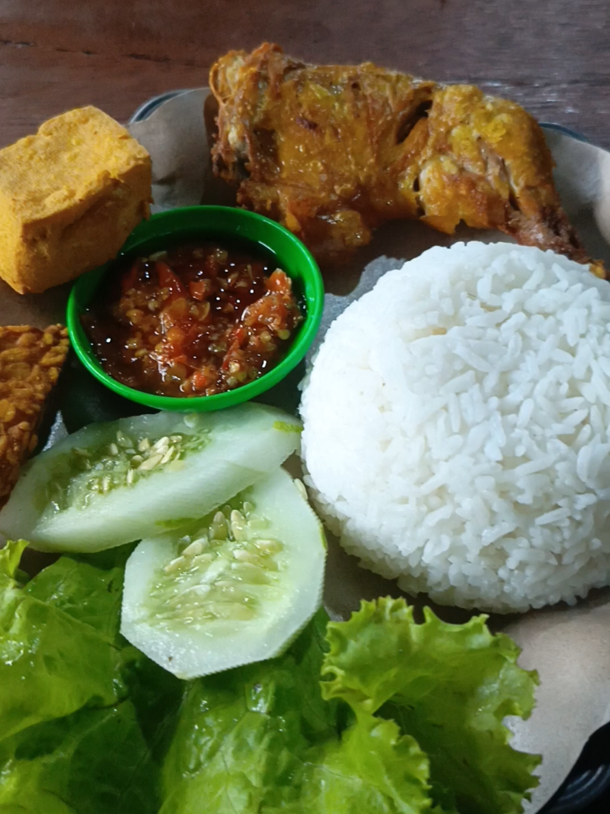 mentahan makan ayam geprek nih guys..  #prankstatus #mentahanvideo #mentahan #ayamgoreng #kulinertiktok #fyp 