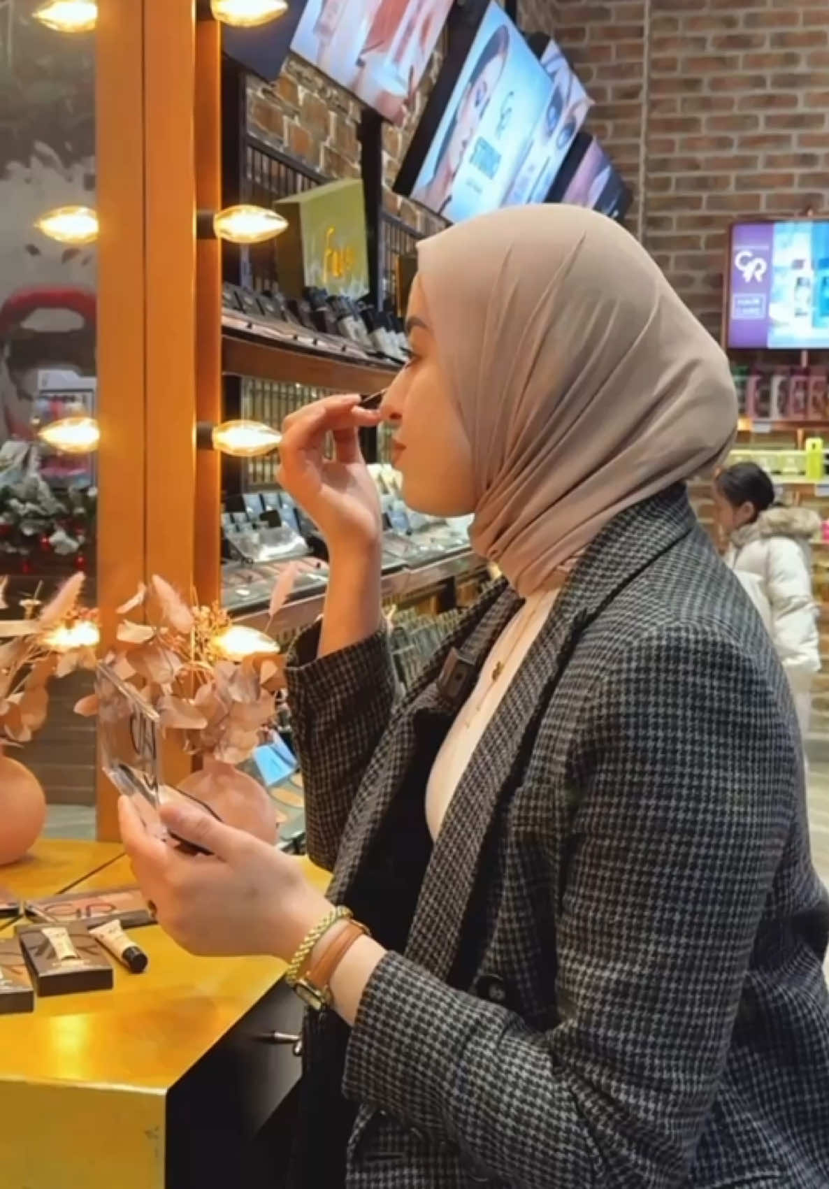 Golden Rose Eyeshadow Primer – mukammal ko‘z bo‘yanishi uchun! 🌟 🔸 Nima uchun kerak? 	•	Tenni uzoqroq ushlab turadi. 	•	Ranglarni yanada yorqin va to‘yingan qiladi. 	•	Terni silliq qilib, bo‘yanishning mukammal chiqishini ta’minlaydi. 🔸 Qanday qo‘llash kerak? 1️⃣ Ko‘z qovoqlarini tozalang. 2️⃣ Bir tomchi primerni qovoqqa teng ravishda suring. 3️⃣ Qurishini kutib, ten qo‘llang. 🔸 Afzalliklari ✔️ Uzoq davom etadigan bo‘yanish. ✔️ Yog‘lanishga qarshi himoya. ✔️ Kundalik va maxsus tadbirlar uchun ideal. Golden Rose Eyeshadow Primer bilan bo‘yanishingiz mukammal va barqaror bo‘ladi! 💄 Mahsulotni rasmiy do‘konlardan yoki onlayn xarid qilishingiz mumkin. #GoldenRose #EyeshadowPrimer #MukammalBo‘yanish #Ko‘zTenlari