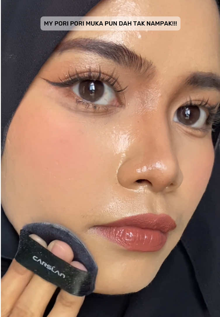 Best of all, it's light, non-cracking, smooth, and sweat-proof 🥹🫶🏻 #pressedpowder  #carslan #pressedpowdercraslan #carslanmakeuppowder #cbeauty #carslan #douyinmakeup #chinesemakeup #xiaohongshu #oilyskin #fypage #4u 