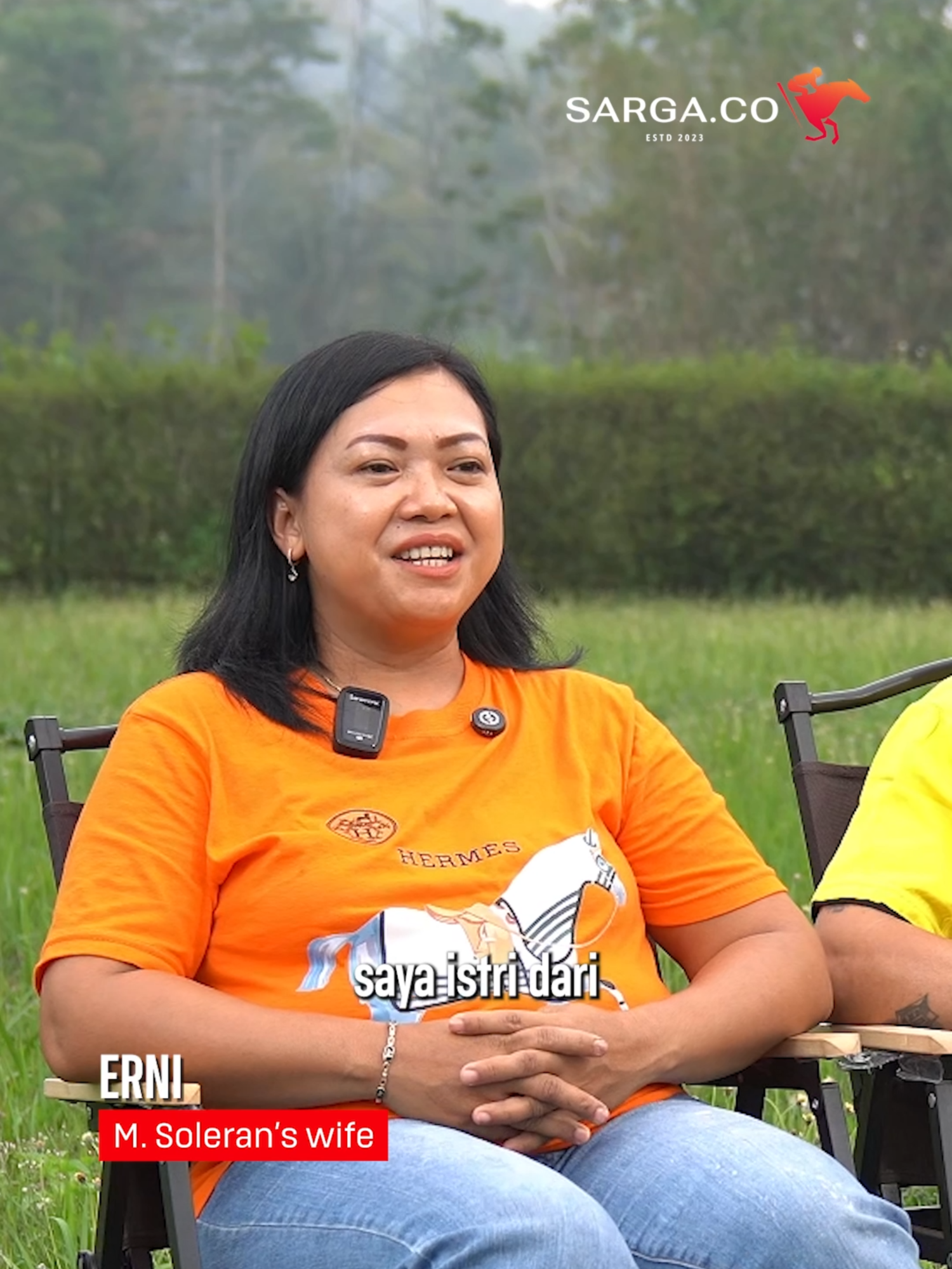 Di balik keberhasilan seorang joki, ada perjuangan luar biasa dari sang istri! Erni, istri dari joki M. Soleran, tahu betul risiko besar yang dihadapi suaminya di lintasan pacuan. Tapi dengan cinta, doa, dan ketegaran, ia selalu menjadi pendukung utama di balik layar. Follow TikTok Sarga.co untuk kisah inspiratif lainnya! 💪