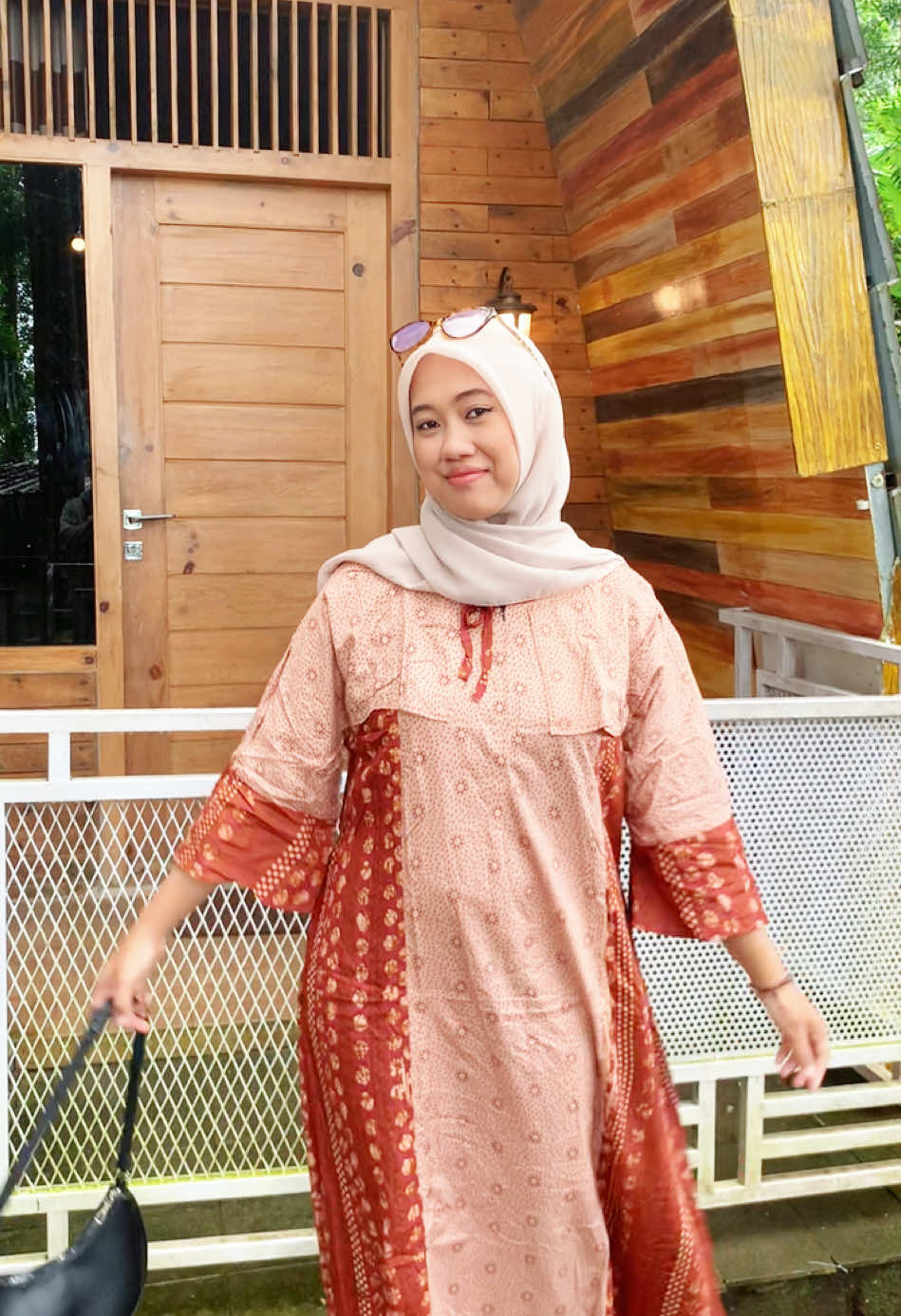 Dress Lestari Maroon bisa banget nih bund buat jalan-jalan✨🫵🏻 gercepin sebelum kehabisan yaaa🥰🔥 #fypシ゚ #racuntiktok #outfitideas #fashionwanita #wibgajian #ootdhijab #fashionmuslimah #dress #batikmodern 