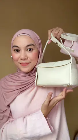kalo tas buat jalan dan ootd-an gak perlu branded atau yg mahal2, beli yg cakep tp terjangkau kayak gini aja, kalo bosen kalian tinggal preloved deh hehehe dipake 2th ini jg timeless look-nya, kepake banget di semua outfit #whatsinmybag #taskecil #taskoreanstyle #slingbag #minibag 