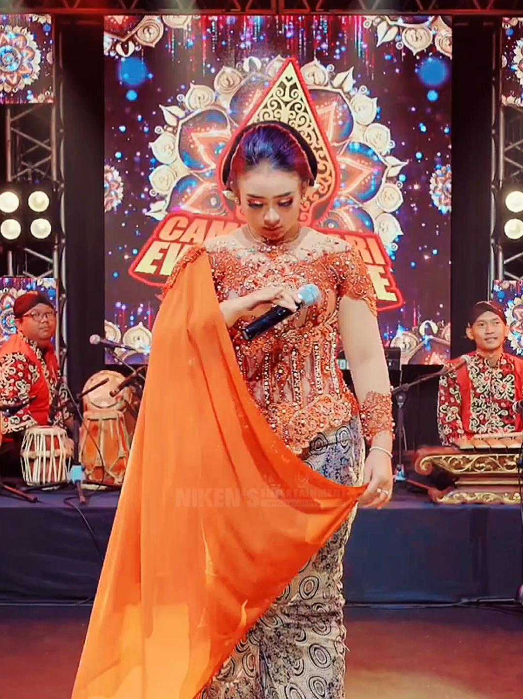 Waktu Ku Kecil - Niken Salindry @nikensalindryrealll  Full Video On Youtube Channel CAMPURSARI EVERYWHERE @campursarieverywhere  . #nikensalindry #nikensalindryterbaru #nikensentertainment #nikensmusicdigital #sanidynusantara #sanidylampung #campursarieverywhere