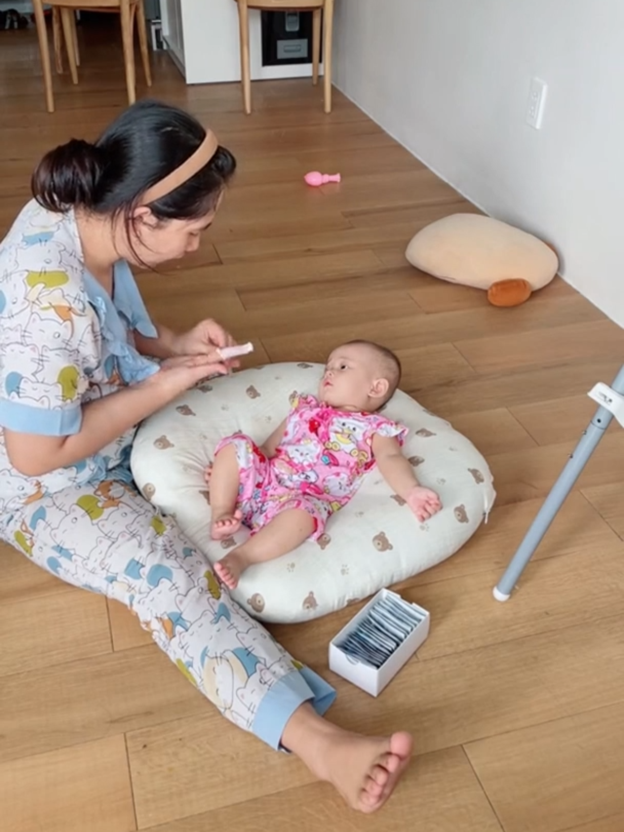 Ba mẹ lưu ý, không nên dùng mật ong để rơ lưỡi cho bé  vì mật ong có thể tiềm ẩn nguy cơ không an toàn cho trẻ nhỏ. Thay vào đó, hãy chọn Gạc răng miệng Sachi – giải pháp an toàn và tiện lợi, giúp vệ sinh răng miệng bé hiệu quả mỗi ngày! #chamsocbeyeu #gacrangmieng #baovebeyeu #gacroluoi