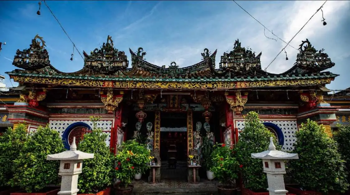 Kiến An Cung (còn có tên gọi khác là chùa Ông Quách) là ngôi chùa có tuổi đời trăm năm, tọa lạc ngay trung tâm thành phố Sa Đéc (Đồng Tháp). Đây là một trong những điểm du lịch, tham quan nổi tiếng ở thành phố này. Ngôi chùa vừa cổ kính vừa ghi dấu ấn kiến trúc tiêu biểu của văn hoá Trung Hoa đã được công nhận là di tích lịch sử quốc gia năm 1990 #kienancung #chuaongquach #sadec #dongthap #suutam 