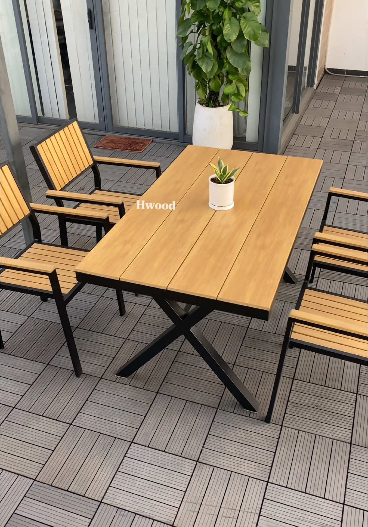 Bộ bàn ghế đặt để ở sân vườn với chất liệu là gỗ Polywood kết hợp với khung & chân là nhôm hộp #hwood_việt_nam #khogonhuahwoodvn #banghe #choinghisanvuon #viral 