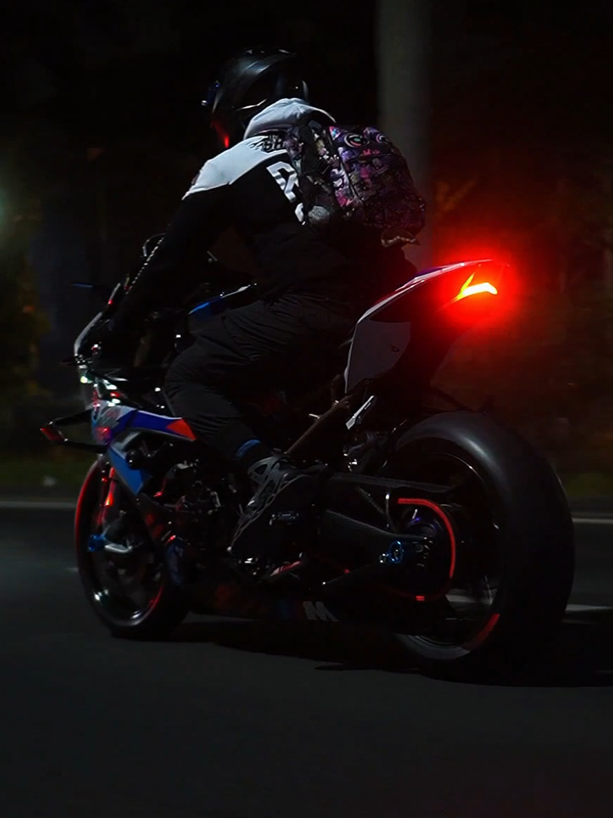 gak ribet tapi bikin bahagia banget ❤️‍🩹😌🌘😎 #metime #nightride #happy #bike #bikers #bikelife #bikelover #bmws1000rr #kawasakizx10r #s1krr #zx10r #CapCut #fyp #foryoupage 