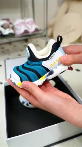 Bàn chân nhỏ, thế giới lớn! 👟✨ Hãy mang đến cho bé yêu đôi giày vừa thoải mái vừa thời trang, để bé thỏa sức chạy nhảy và khám phá mọi khả năng! Nhanh tay chọn người bạn đồng hành tuyệt vời nhất cho bé ngay hôm nay!