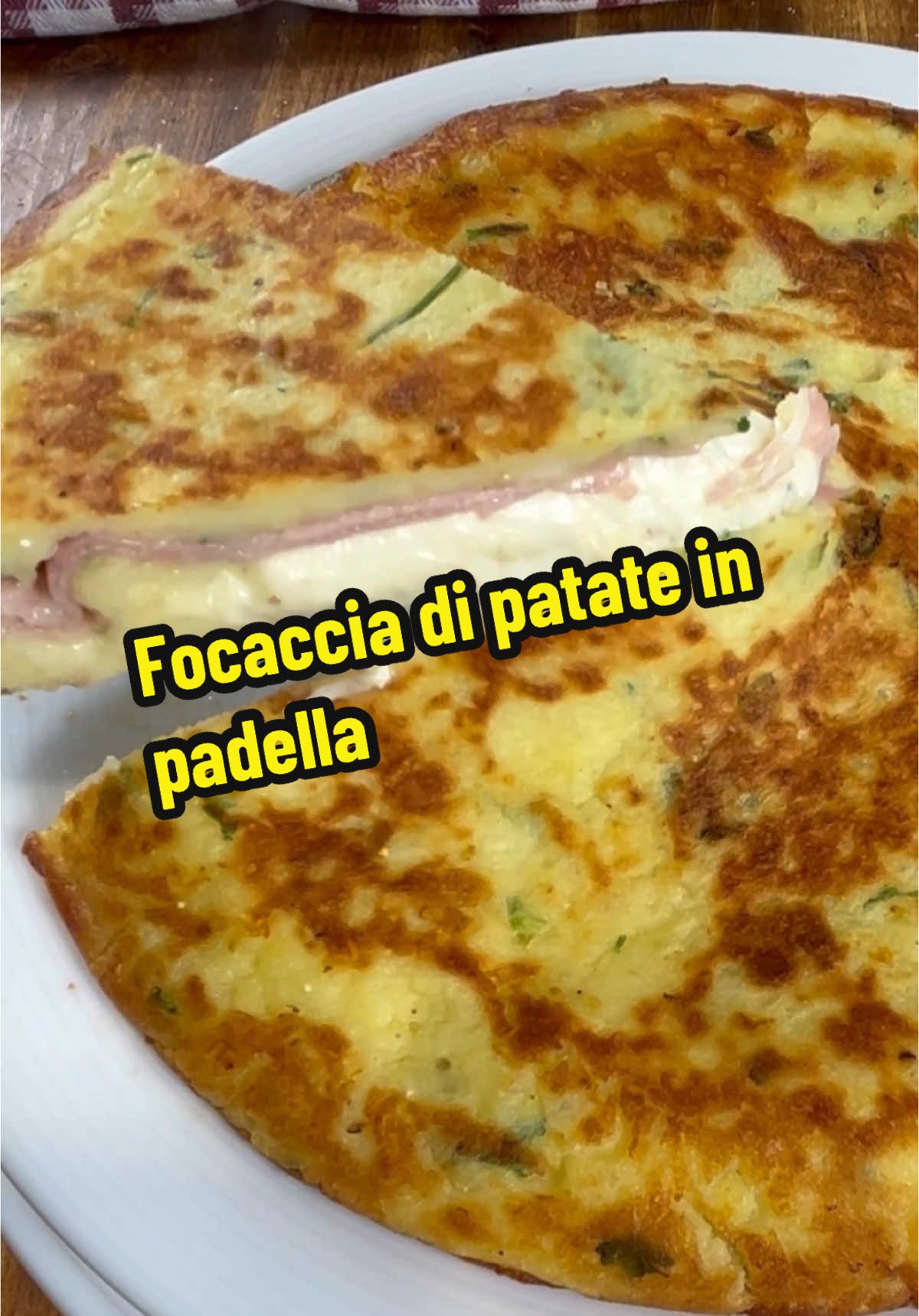 Ingredienti per fare la focaccia di patate in padella 500 g patate (bollite) 40 g formaggio (grattugiato tipo grana o parmigiano) 30 g amido di mais (maizena) q.b. pepe nero q.b. prezzemolo 150 g prosciutto cotto 2 uova 200 g mozzarella per pizza (o provola) q.b. olio extravergine d’oliva q.b. sale 1 pizzico pepe #ilcaldosaporedelsud 
