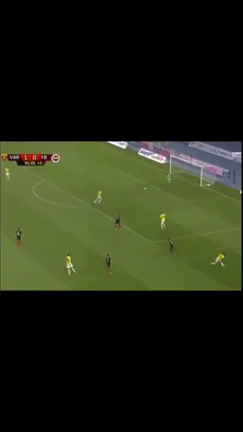 2017-2018 sezonu Avrupa Ligi Play-Off maçında, 1 isabetli şut çeken Kuzey Makedonya ekibi Vardar’dan 2 gol yiyen Fenerbahçe’nin yediği 2. gol. 😶 #SporExtra #Fenerbahçe #AvrupaLigi #Keşfet #Futbol #Goals 