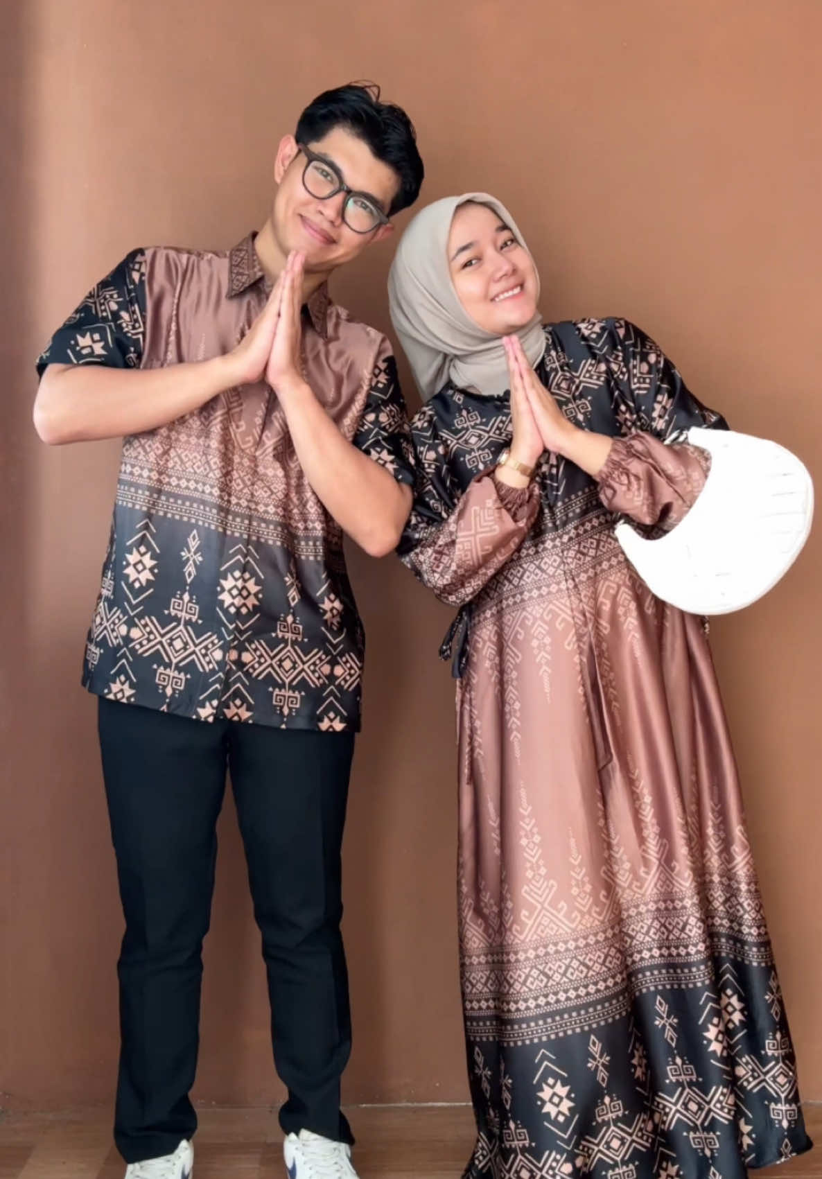 Akhirnya tahun ini bisa pake baju lebaran couple ya #outfitcouple #ramadhan2025 #bajulebaran 