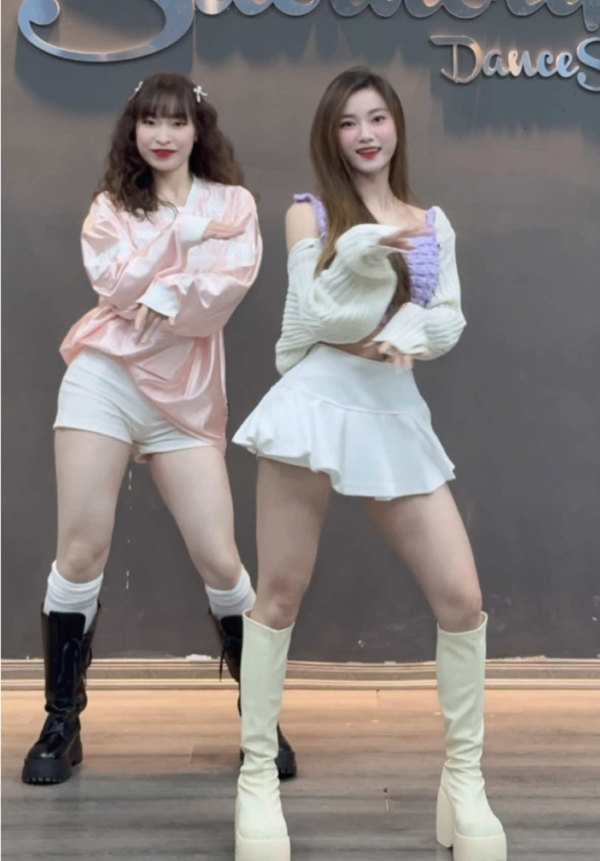 Apateu phiên bản đôn chề 🤣🤣 Nhạc bias tui mãi đỉnhhh 😘 #fyp #xh #viral #tiktokdance #tiktokgiaitri #apt #rosé 