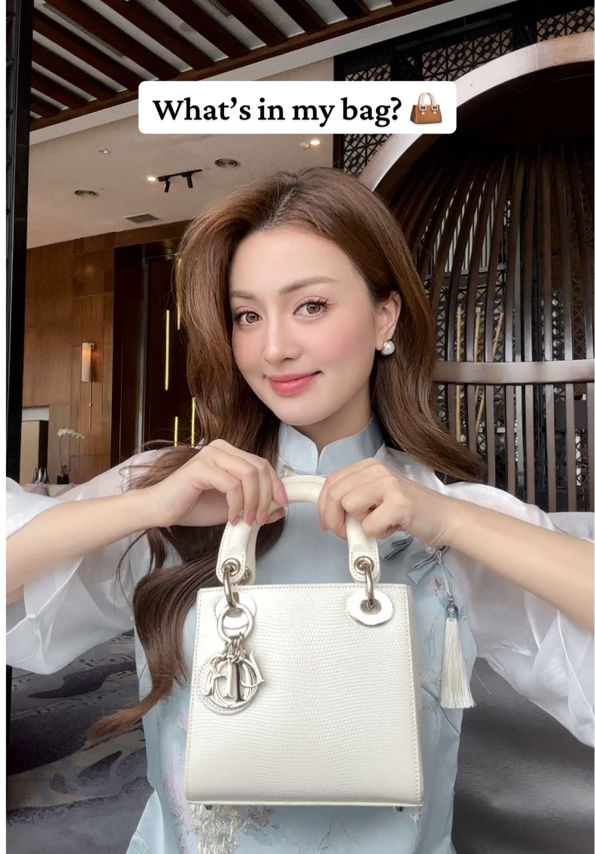 What’s in my bag? Cùng xem Liên thường mang gì trong túi nha 👜 #khoedeptoandien #sonduong #sonduongchanai
