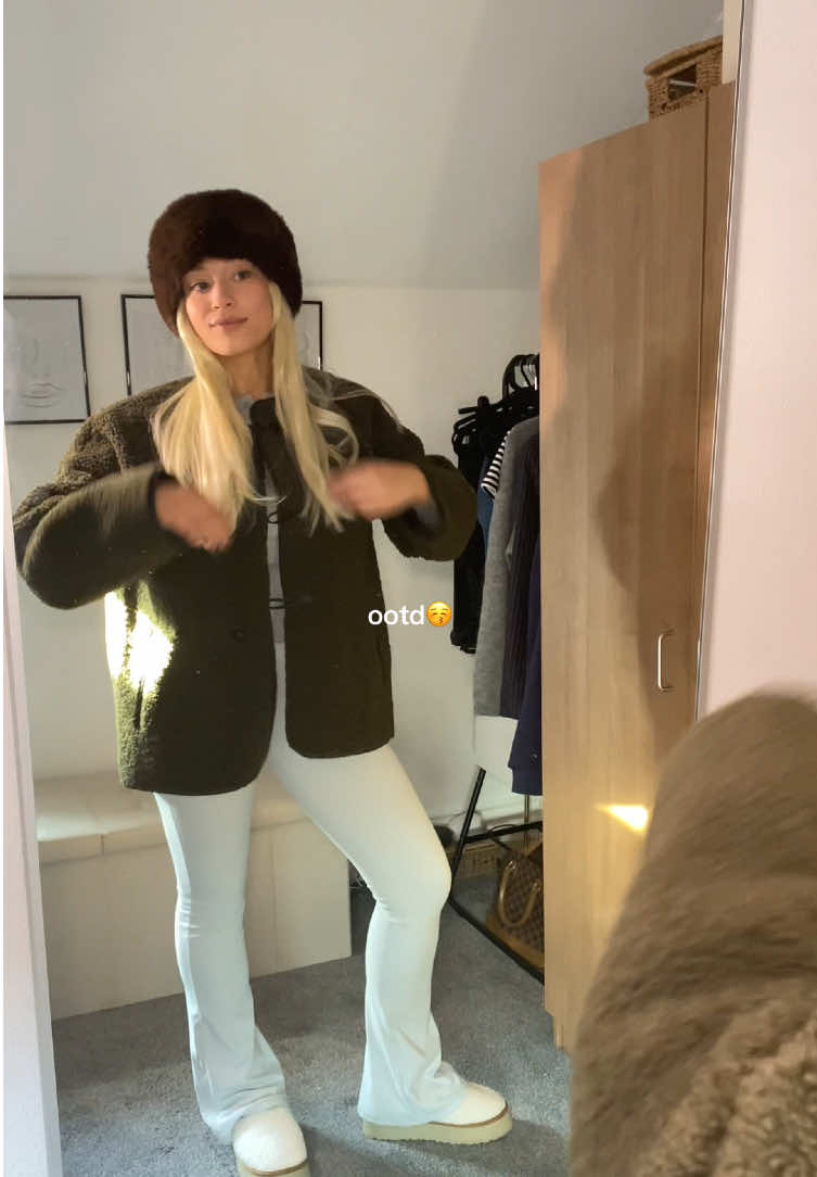 Never far away from this fur hat these days 🐻❄️ @prettylittlething #fyp #foryoupage #foryou #OOTD #plt #prettylittlething #winteroutfit 