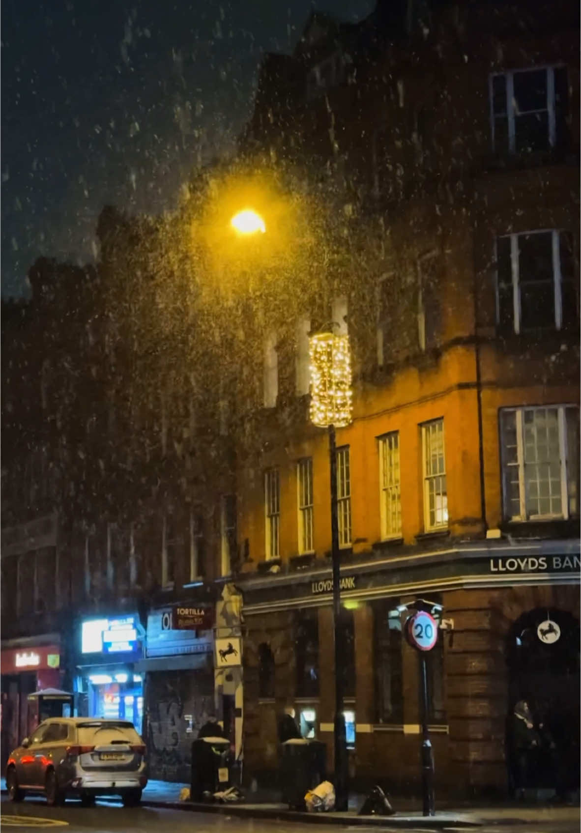 Snowfall ❄️🍁 - London 🇬🇧 #snowfall #london #ahte_sham_7 #foru 