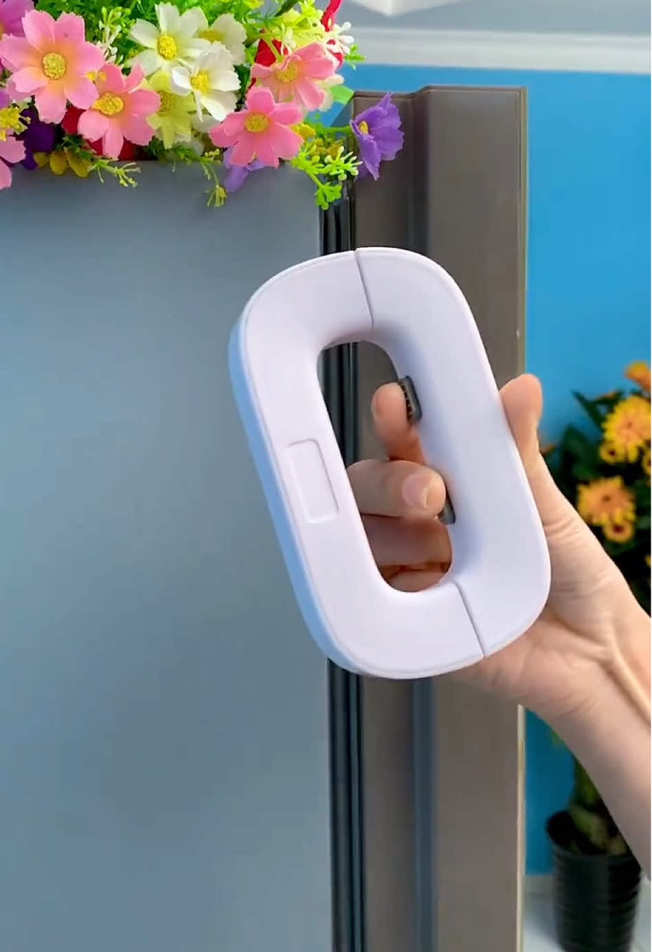 Easy to lock the fridge😏#gadgets #coolstuff #coolgadgets #homegadgets #favoritefinds #shopping #product #LearnOnTikTok #tiktokmademebuyit #fyp 