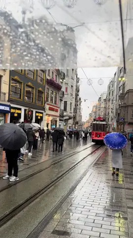 Taksim de yağmur altında yürümek  ☂️💦#nostaiktranvay #taksim #istiklalcaddesi #fyp #gezmek #dolaşmak #tariheyolculuk 