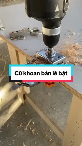 Cữ khoan bản lề bật khoan gỗ tiện lợi nhanh chóng.