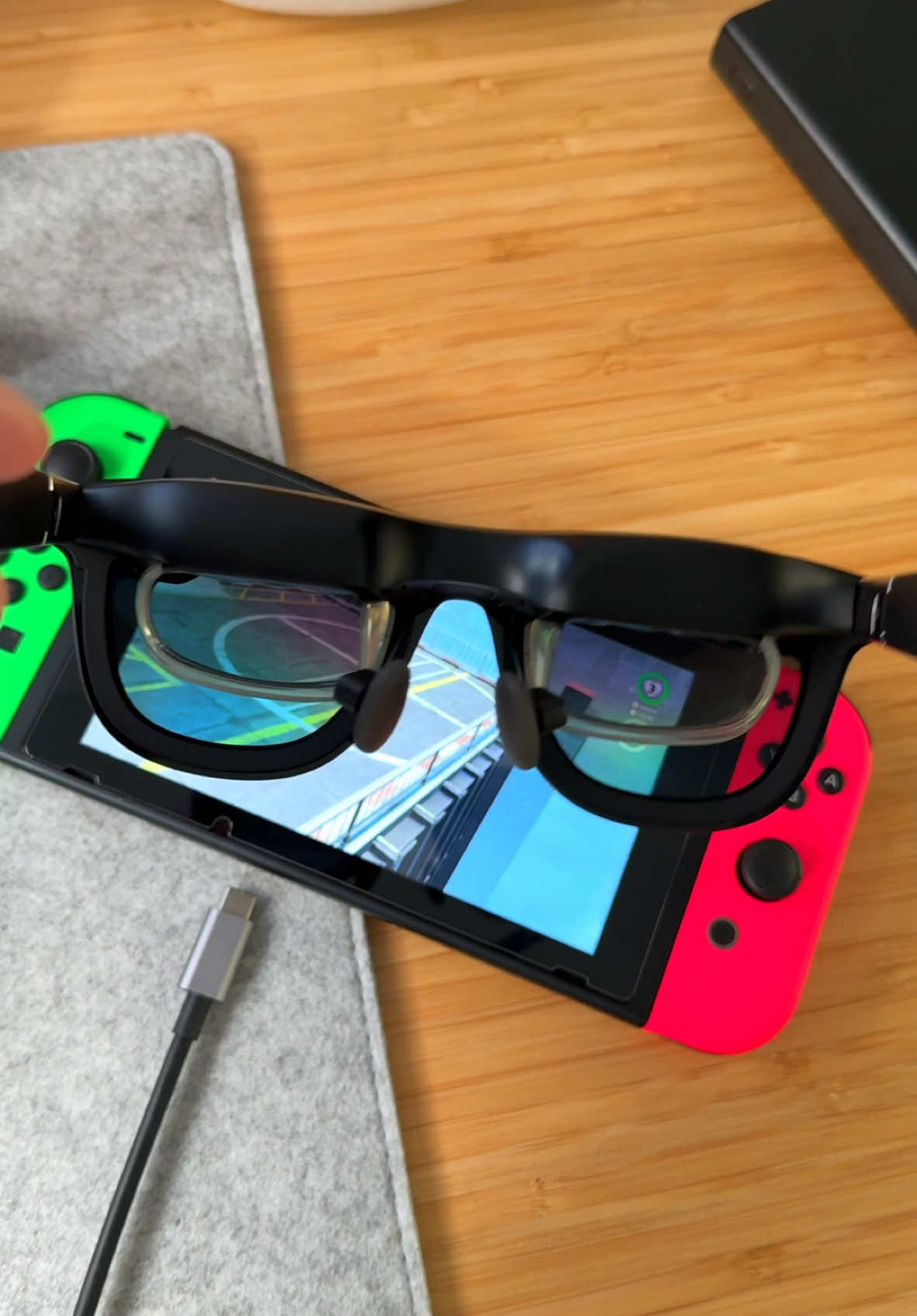 Jouer à la Nintendo Switch sur écran géant n’importe où grâce aux @xreal_global One , c’est possible ! Vidéo complète sur le produit dispo sur ma chaîne YouTube ! Vous en pensez quoi ? Si vous avez des questions n’hésitez pas 😎  #xreal #xrealone #xrealonepro #arglasses #Tech #innovation #technology #gaming #setupgamer #fun #cool 