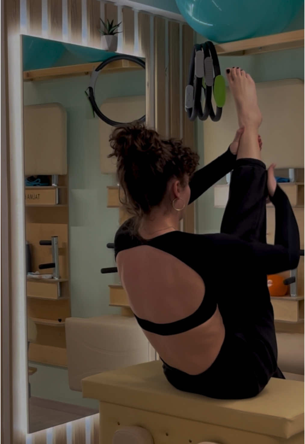 Climb the tree series🤸🏽‍♀️ #pilates #pilatesinstructor #pilateslovers #workout #reformer #flexibility #motivation #mobility #challenge #pilatestok #wellness #backless 