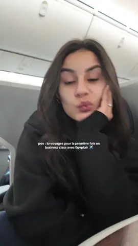 10h de vol direction Jakarta avec le crush de la salle en business ✈️✨🫶🏼 (insta : @aliaaxb) 