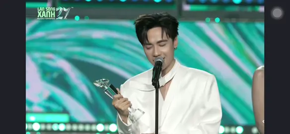 Hùng làm được rồi mn ơi😭😭😭 2 giải Ca sĩ đột phá và Top 10 ca khúc của năm là hoàn toàn xứng đáng 🥰🥰 Xin chân thành cảm ơn giải Làn Sóng Xanh đã ghi nhận cống hiến không biết mệt mỏi của Hùng suốt một năm.  Full màn trao giải coi mà quá xúc động 🥹🥹🥹 #quanghungmasterd #lansongxanh2024 #thuytrieu #viral #xuhuong 