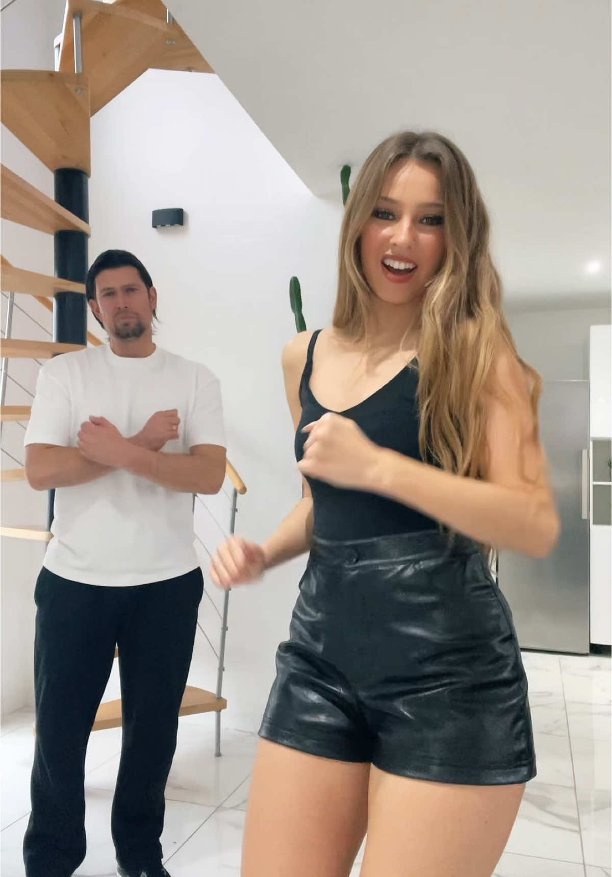 Le commentaire avec 0 j’aime je le follow😭🖤 j’adore cette danse > Insta : nina.rz__ 🫶🏽 #foryou #foryoupagе #dance #family #trend #viral #fyp 