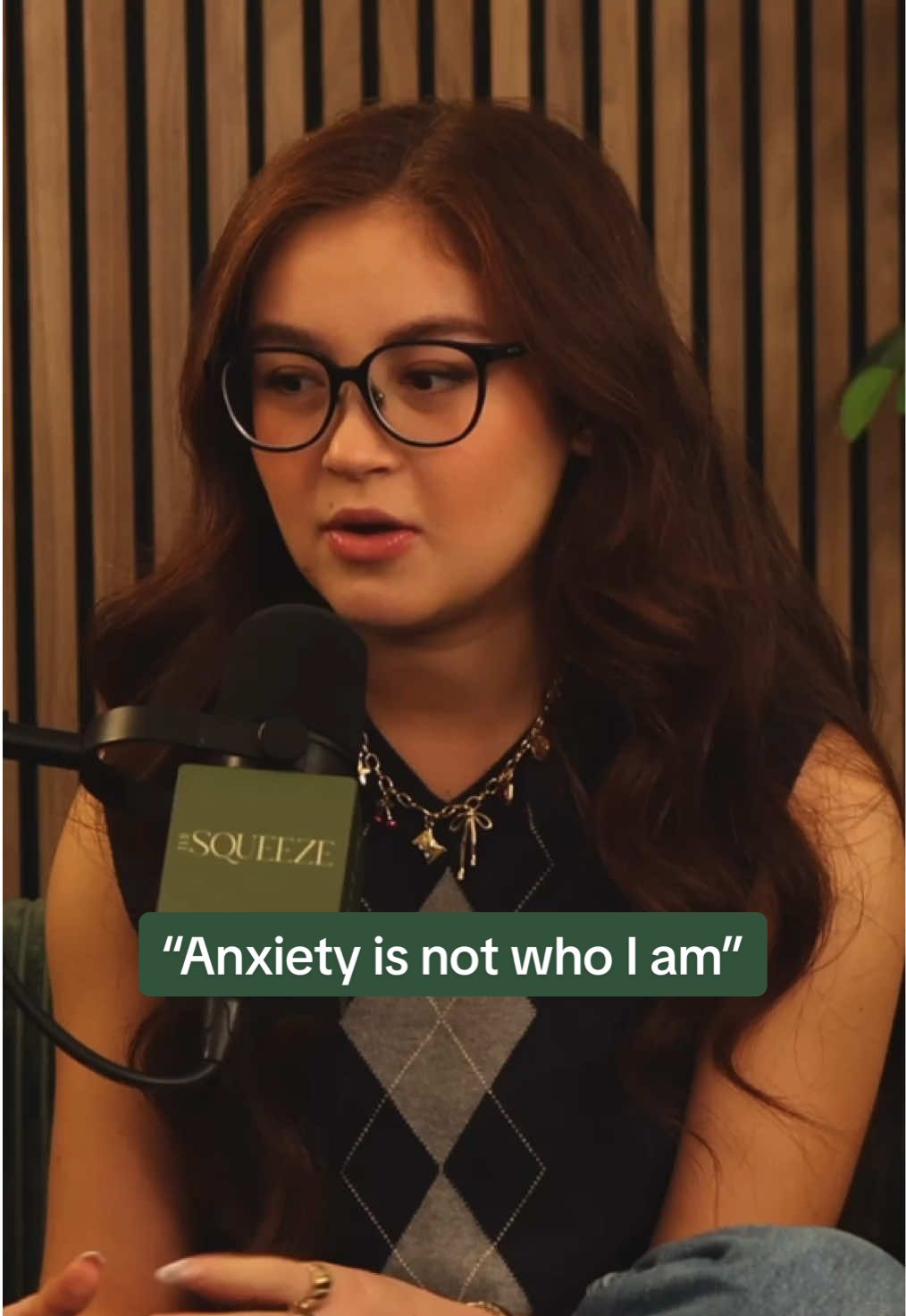 Actress @anna cathcart shares how anxiety can feel like a habit but has learned to let happiness and anxiety coexist. Listen and watch NOW wherever you get your podcasts 💛⁠ @Taylor Lautner @Tay Lautner  #thesqueezepodcast #thesqueeze #xokittynetflix #netflix @Netflix 