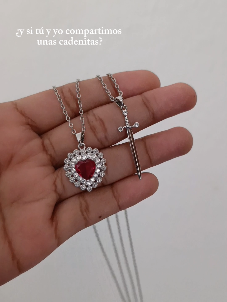 Los collares perfectos para compartir con tu pareja en San Valentín ❤️  Precio: $32.000 Envíos a toda Colombia 🇨🇴  #collaresparapareja #collaresparacompartir #collarescorazonyespada #accesoriospararegalar #detallessanvalentin #regalossanvalentin 