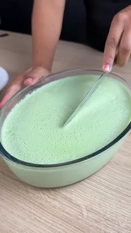 Basta despejar a gelatina de limão no leite quente! INGREDIENTES: - 40g de gelatina de limão - 250ml de água quente - 500ml de leite quente - 1 lata de leite condensado - 200g de creme de leite TEMPO DE PREPARO: - Geladeira por 4 horas ---