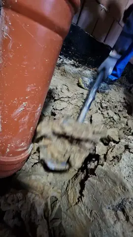 Dzisiaj przedstawiam wam proste zlecenie wykonania kanalizacji podposadzkowej. Zaprezentowana część instalacji będzie odprowadzać wodę z brodzika oraz umywalki stąd kolano 90°. Całość instalacji została wykonana za pomocą rur o srednicy 160mm typu sn4 lita.  #kobietanabudowie #instalacjewisniowski #budownictwo 