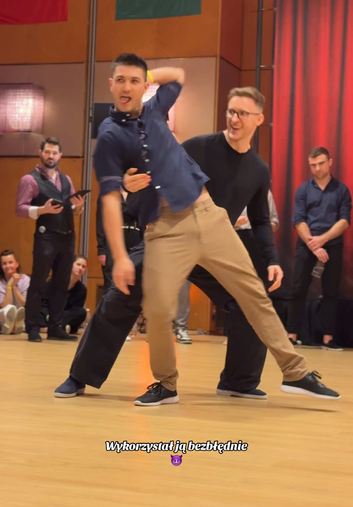 To nasz drugi wspólny taniec 🙈 Jak nam poszło? 😁 🕺: Rafał Grzelak 🕺: Zachary Skinner (📸: zaddywcs) 📍: Budafest 🏆: Finał konkursu jnj dywizji advanced (losowy partner, losowa piosenka) 🎥: langowska_dancevideos 🎶: Feel Good wykonawca @charlottecardin 🙏 #westcoastswing #WCS #taniecimprowizowany#swingdance #socialdance #randompartnerrandomsong #dancing #dancer #partnerdance #modernswing #westcoastswingmoments #wcswing #swingdancers #westcoastswingfamily #swing #westcoastswingdancing #socialdancing #wsdc #swingdancing #dancememes #dancers